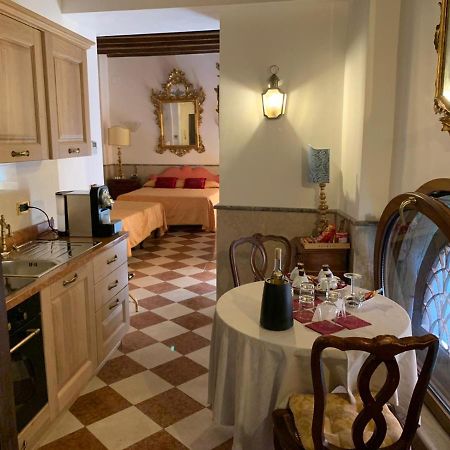 Luxury Apartment In San Marco With Canal View Venedig Exteriör bild